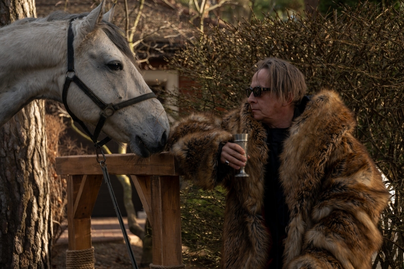 Денис Косиков вломится в дом эксцентричного миллиардера Ивана Охлобыстина